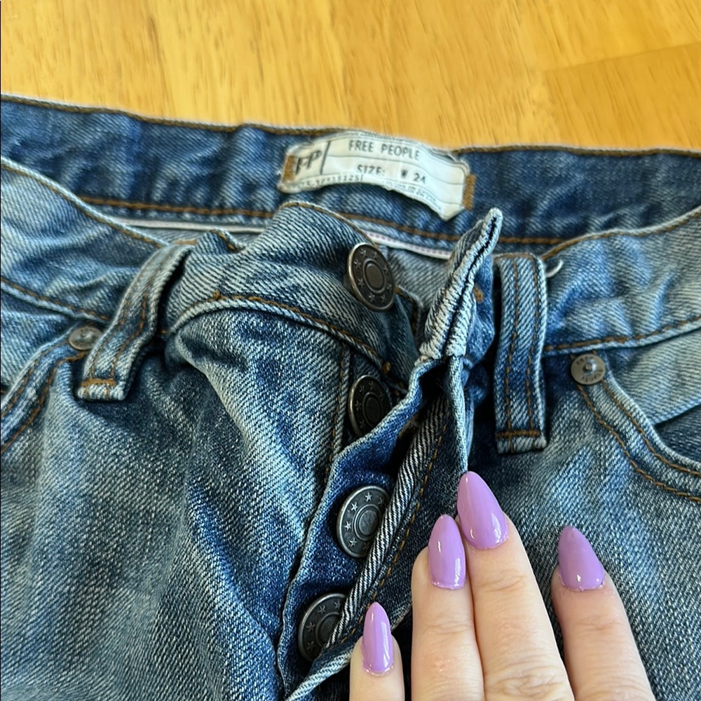Free People Jeans Womens 24 Blue Button Fly Mid Rise Whiskered Denim Capri Pants - Picture 3 of 5